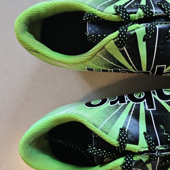 Umbro Green Youth Soccer Cleats - Picture 12 of 14